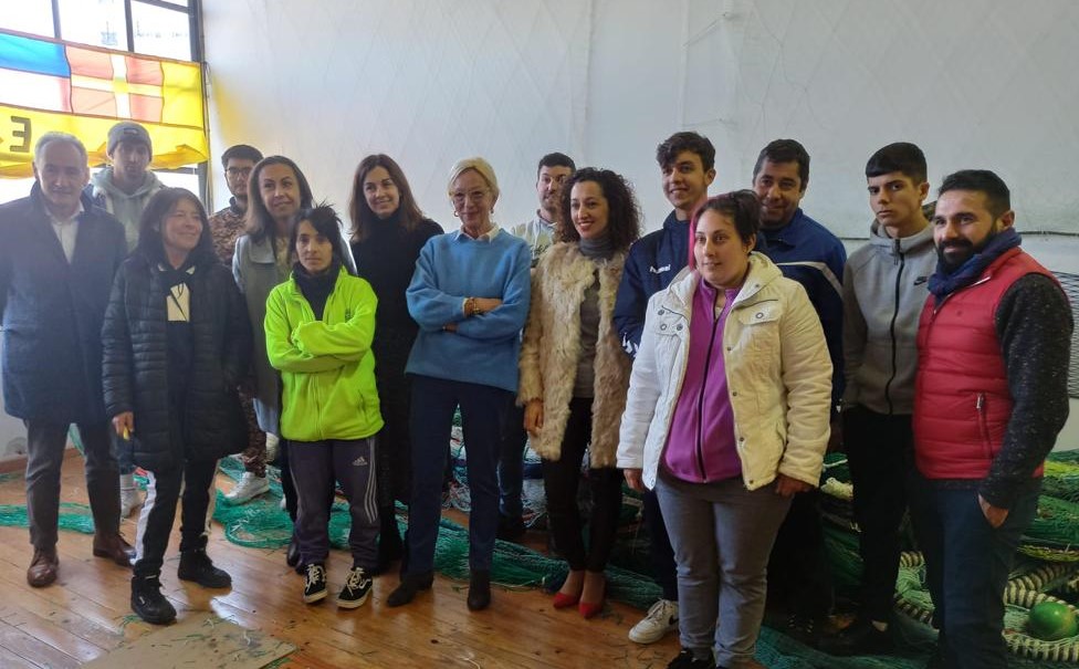 Os visitantes cos alumnos que se atopaban na Aixola